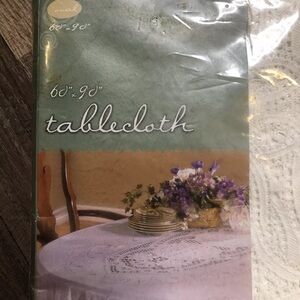 Beautiful Vintage Home Trends Tablecloth Oval 60”X 90” Gail Lace Holiday’s New